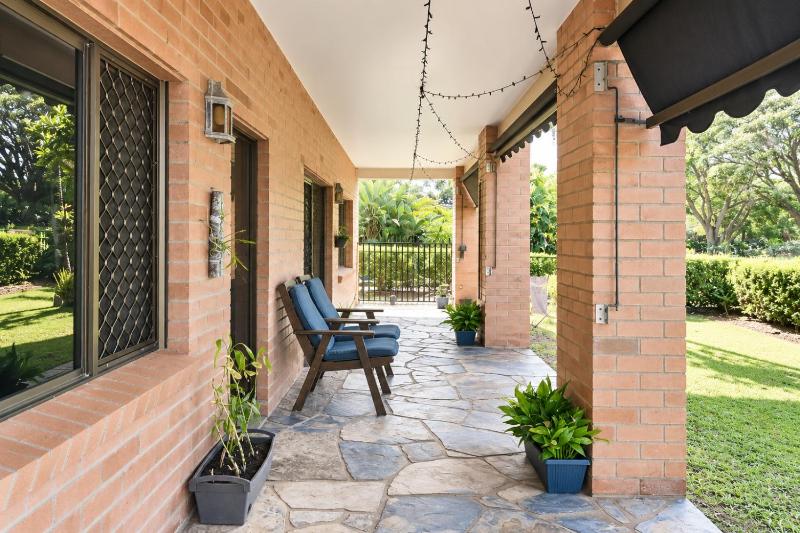 Esplanade Water-Front 2BR - Pool & Balcony - image 16