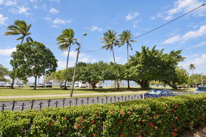 Esplanade Water-Front 2BR - Pool & Balcony - image 10