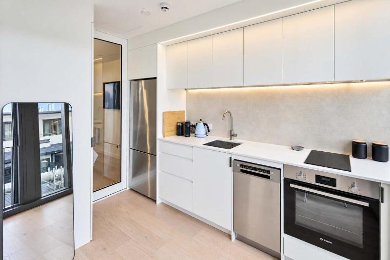 Te Aro 1BR with Pool & Gym in Wellington CBD - image 4
