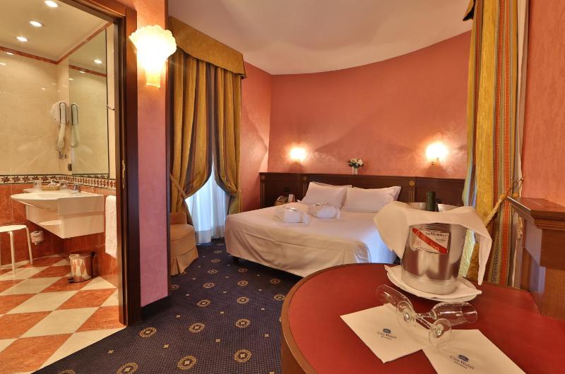 Junior Queen Suite image 4