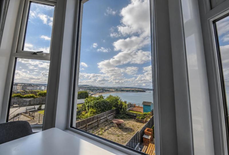 Bay View Holiday Apartments - image 10