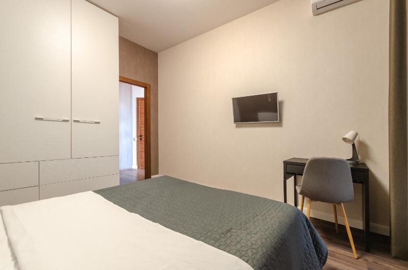 15-84 Central Park John McCain 7 Kyiv centre panoramic city view 15 kW backup power Petrovdom Apartment - image 15