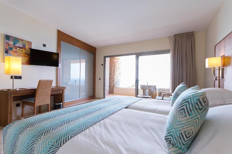 Twin Room with Sea View and Extra Bed (3 Adults) image 3