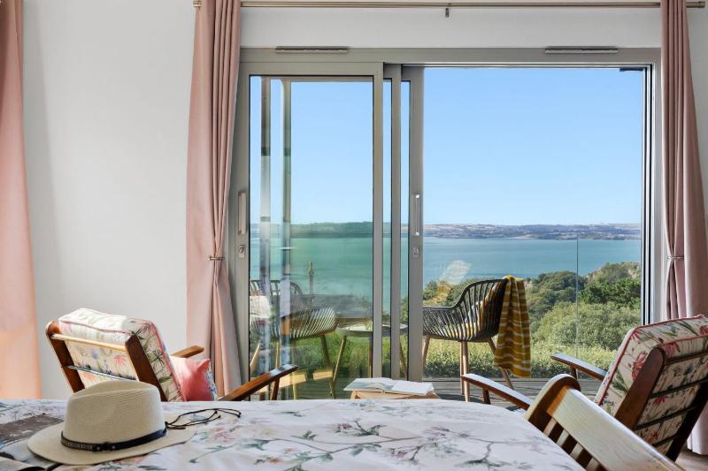 Seacroft - 6 guests 3 bedrooms WiFi dog friendly sea view - image 1