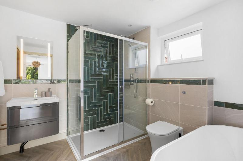 Seacroft - 6 guests 3 bedrooms WiFi dog friendly sea view - image 8