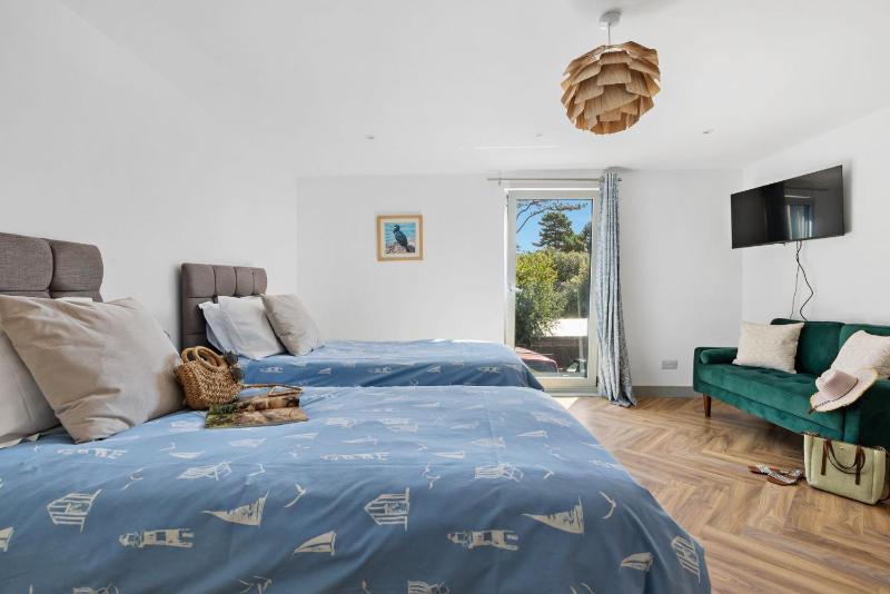Seacroft - 6 guests 3 bedrooms WiFi dog friendly sea view - image 16