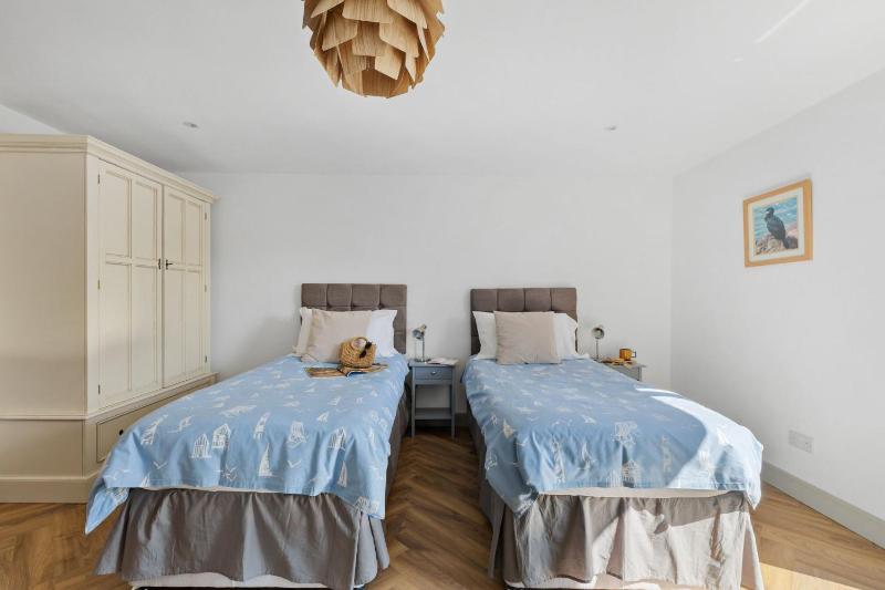 Seacroft - 6 guests 3 bedrooms WiFi dog friendly sea view - image 2