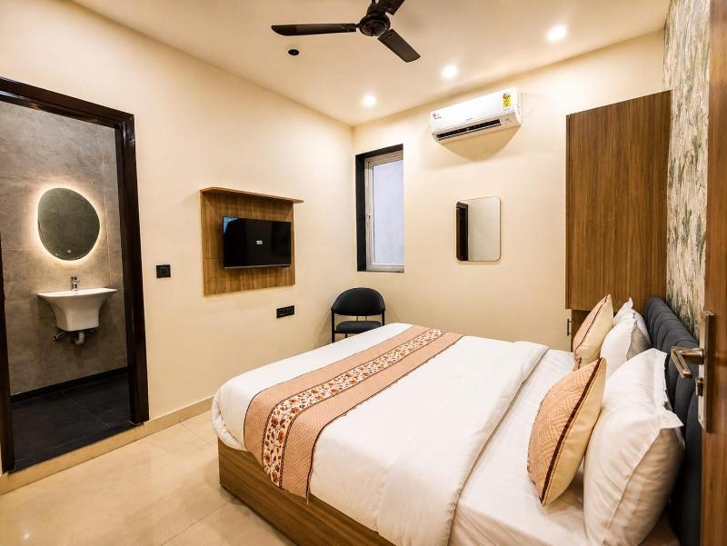 Hotel The BM Near Max & Fortis Hospital Shalimar Bagh I Spacious Rooms I Most Preferred Hotel Near Shalimar Bagh - image 10