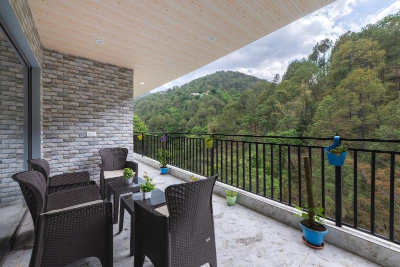 Splendid Retreat Hotels Kasauli - Vacation River View Balcony Traking Camping Bonfire Family Groups Forest Treks Memories - image 8