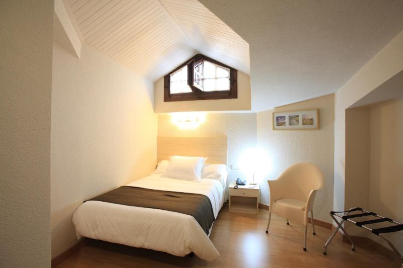 Basic Double Room image 3