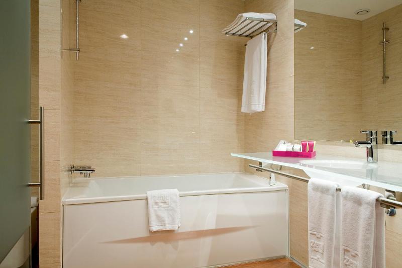 Triple Room (2 Adults + 1 Child) image 3