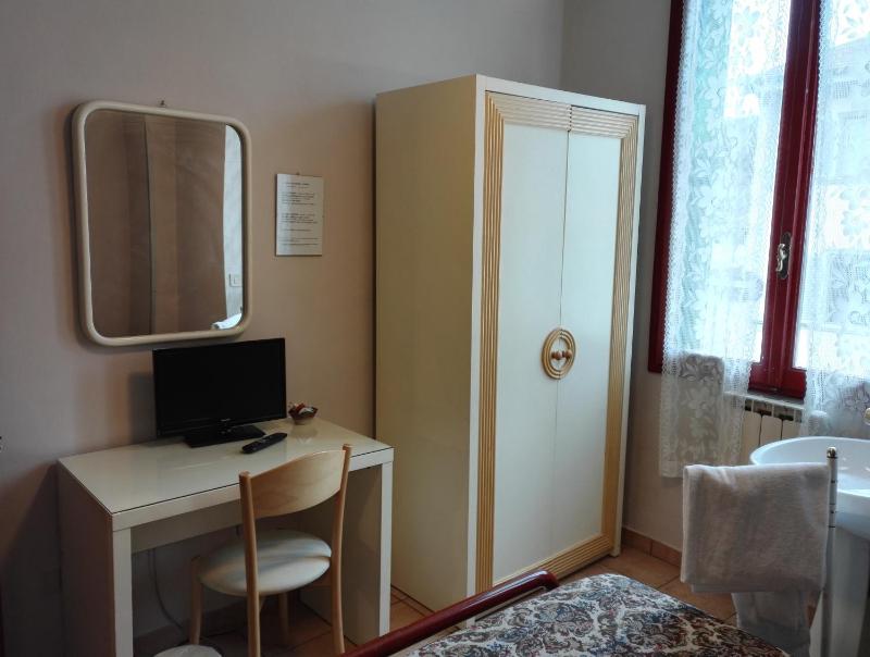 Economy Single Room with Shared Bathroom image 3