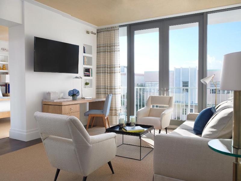 Superior King Suite with Balcony image 2