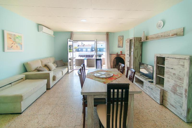WELCS CASA 441 EMP con piscina y vista al canal - image 3