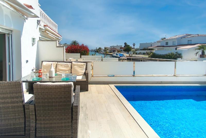 WELCS CASA 441 EMP con piscina y vista al canal - image 2