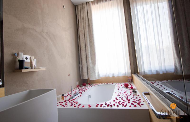 Junior Suite with City View image 2