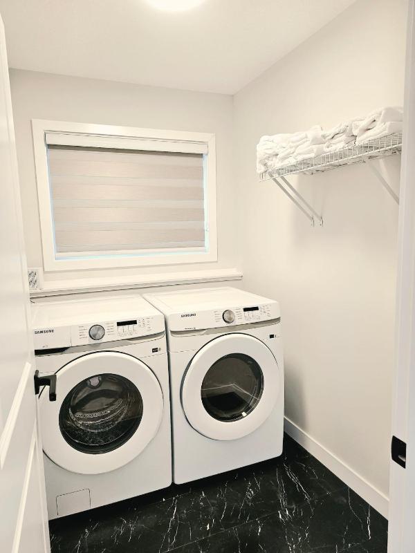 SwitHome Glen Near Yeg Airport 5 beds 25 baths - image 2