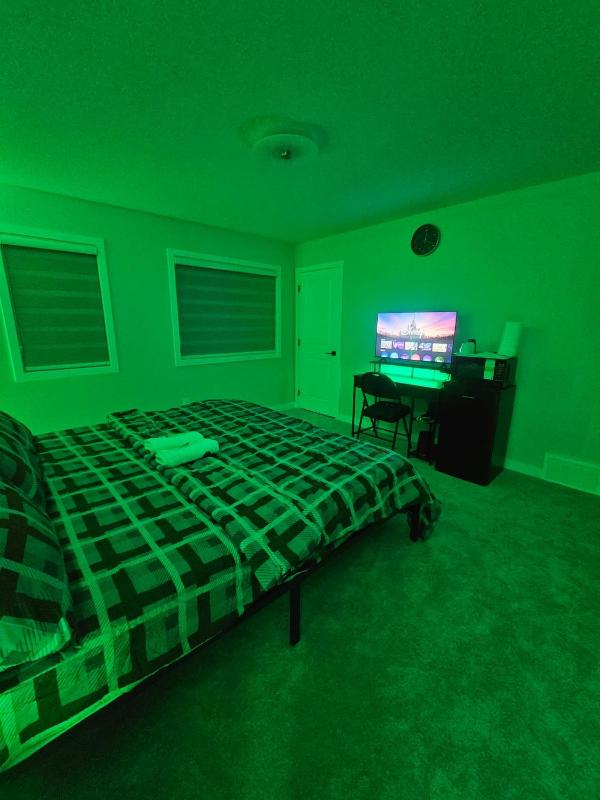 SwitHome Glen Near Yeg Airport 5 beds 25 baths - image 3