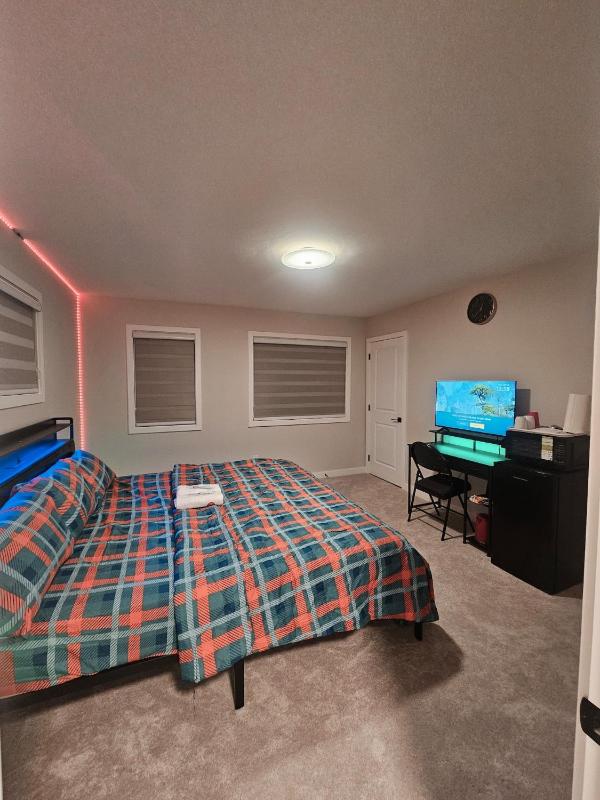 SwitHome Glen Near Yeg Airport 5 beds 25 baths - image 13