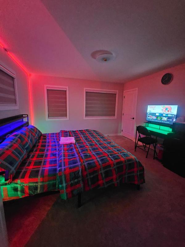 SwitHome Glen Near Yeg Airport 5 beds 25 baths - image 33
