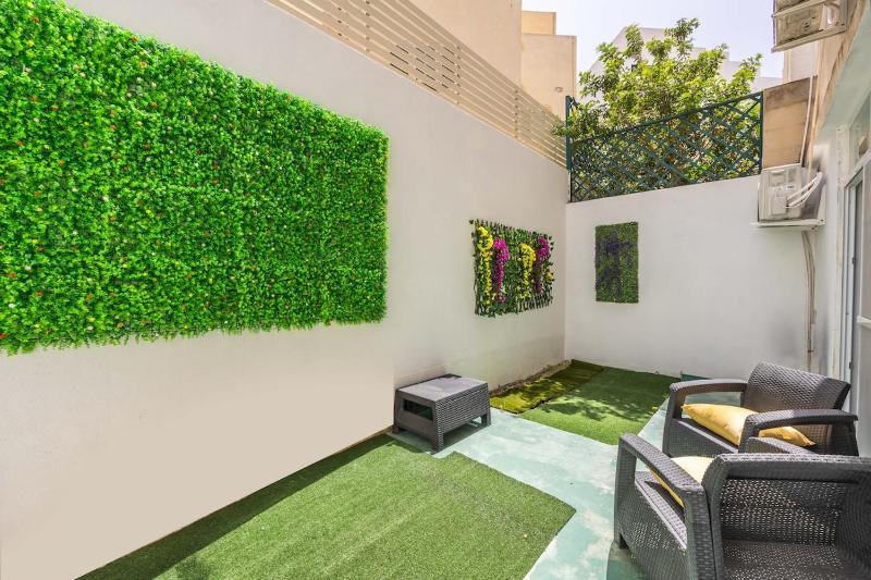 Central Oasis Near Beach Private Yard Free WiFi - image 8