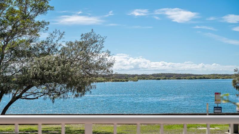 Seascape U1 Golden Beach Retreat with Ocean Views - image 1