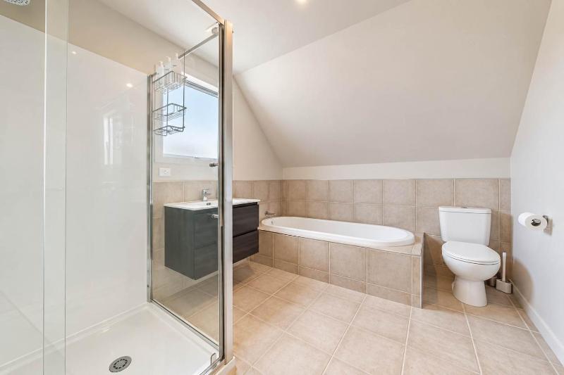 Modern 3BR Richmond Retreat with Garage Parking - image 3