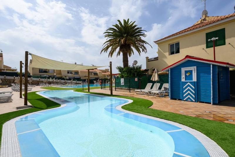 Bungalow with Terrace BBQ Private Parking Pool - image 2