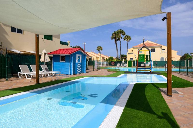 Bungalow with Terrace BBQ Private Parking Pool - image 25