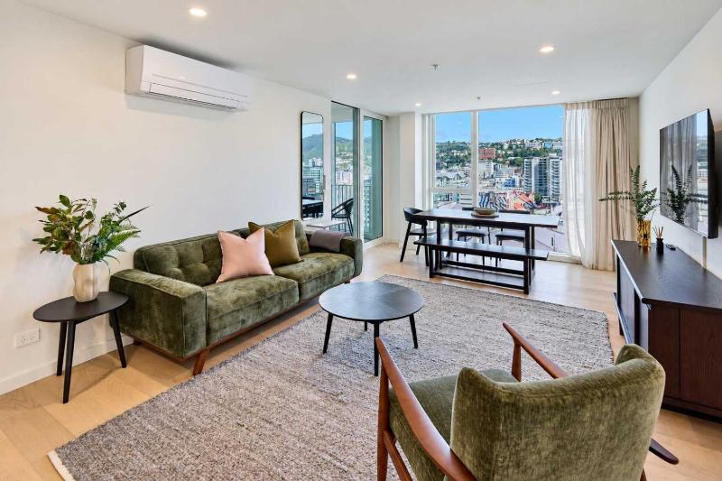 Wellington CBD 3BR with Pool Gym & Views - image 1
