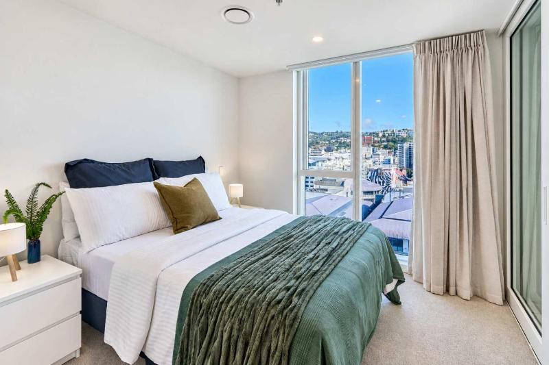 Wellington CBD 3BR with Pool Gym & Views - image 4