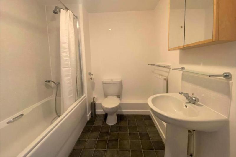 Air Maison - Centra Flat with Secured Gated Parking Near Gunwharf - image 7