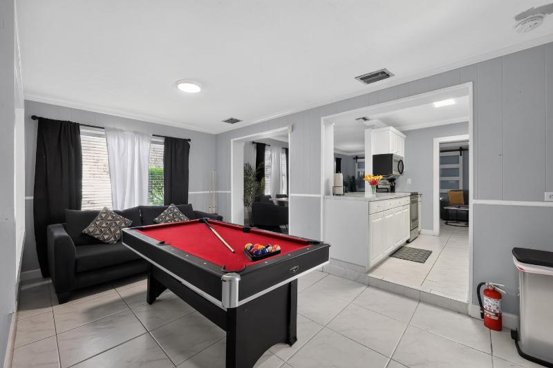 Tropical Yard near Las Olas sleeps 10 home - image 1
