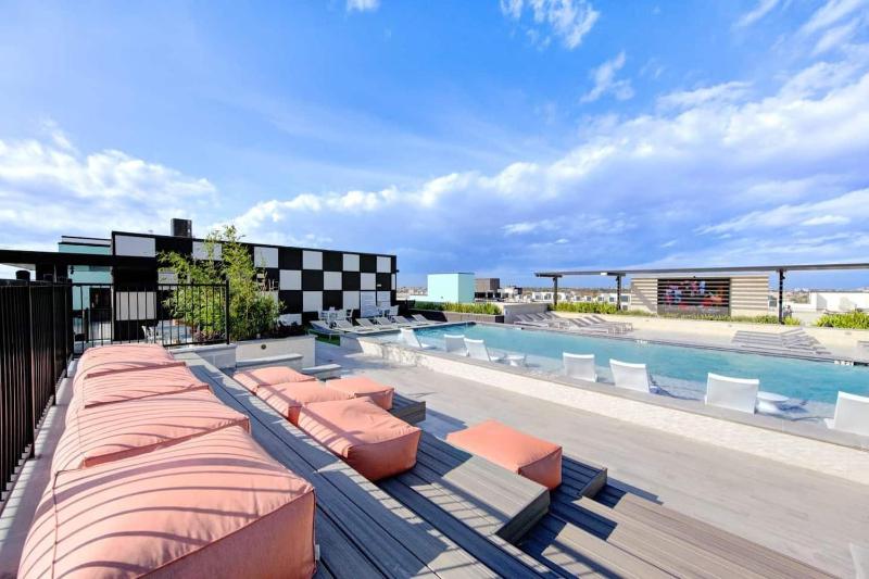 90 Walk Score-Wifi- Downtown-CityViews-RooftopPool - image 7