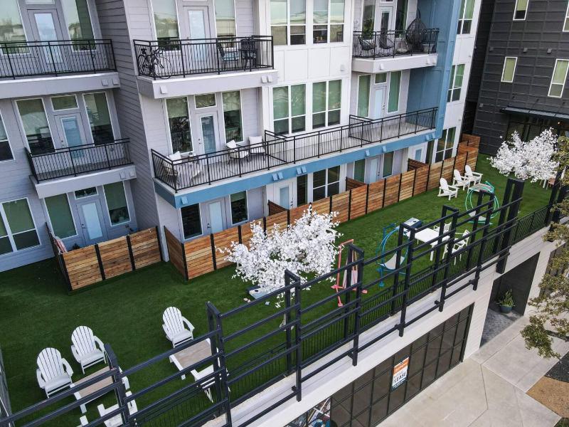 90 Walk Score-Wifi- Downtown-CityViews-RooftopPool - image 9
