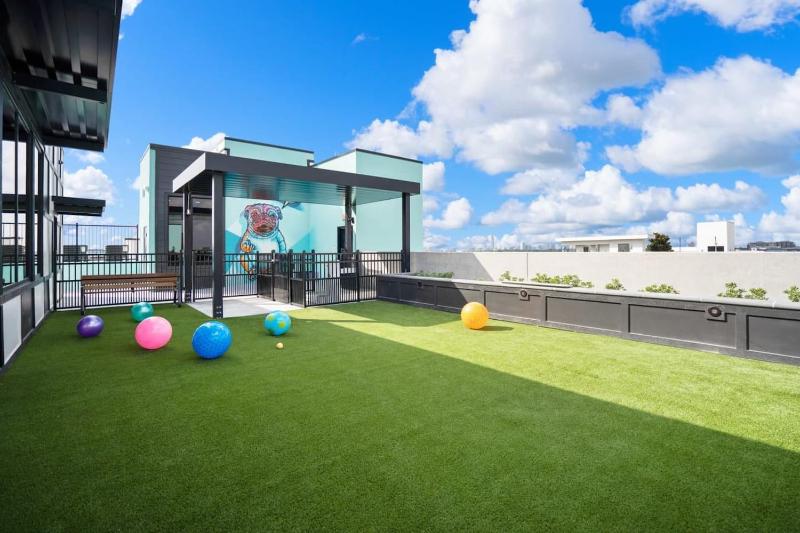 90 Walk Score-Wifi- Downtown-CityViews-RooftopPool - image 11