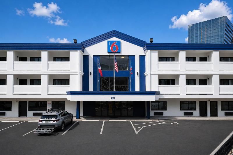 Motel 6-Atlanta GA - Downtown - image 1