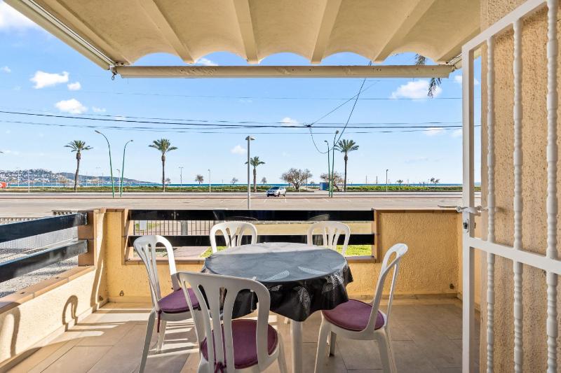 WELCS APARTAMENTO 458 EMP frente al Mar - image 8