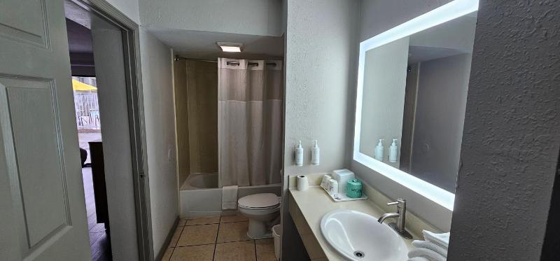Days Inn & Suites by Wyndham Tampa/Fairground/Casino Area - image 15