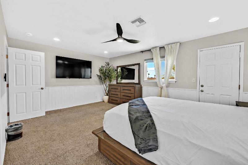 Vegas Getaway 7 BR Private Pool 5 000 sq ft - image 11