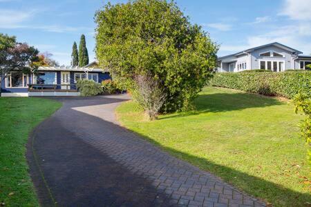 Bellbird Cottage With Lake and Mountain Views - image 6