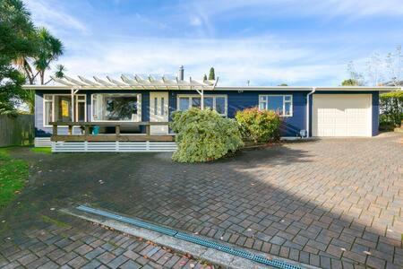 Bellbird Cottage With Lake and Mountain Views - image 12