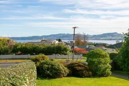 Bellbird Cottage With Lake and Mountain Views - image 34