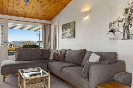 Bellbird Cottage With Lake and Mountain Views - image 43