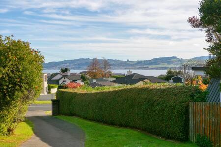 Bellbird Cottage With Lake and Mountain Views - image 17