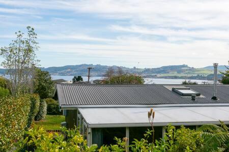 Bellbird Cottage With Lake and Mountain Views - image 9