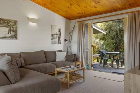 Bellbird Cottage With Lake and Mountain Views - image 19