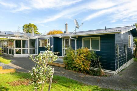 Bellbird Cottage With Lake and Mountain Views - image 46