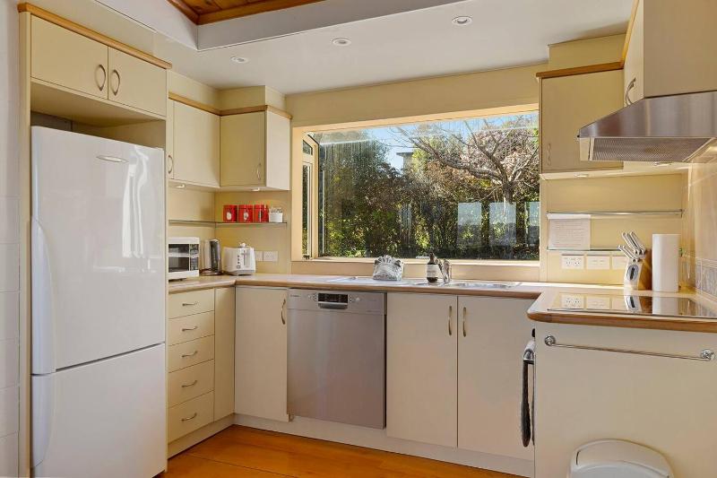 Bellbird Cottage With Lake and Mountain Views - image 18
