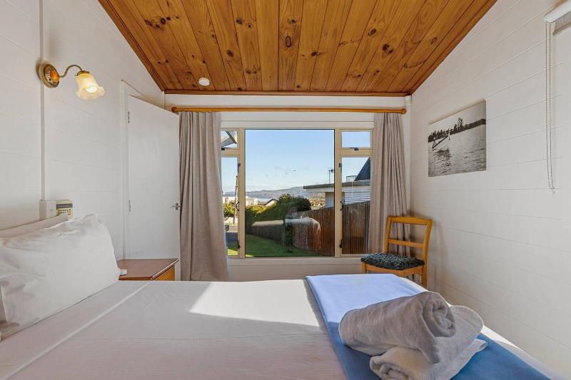 Bellbird Cottage With Lake and Mountain Views - image 14